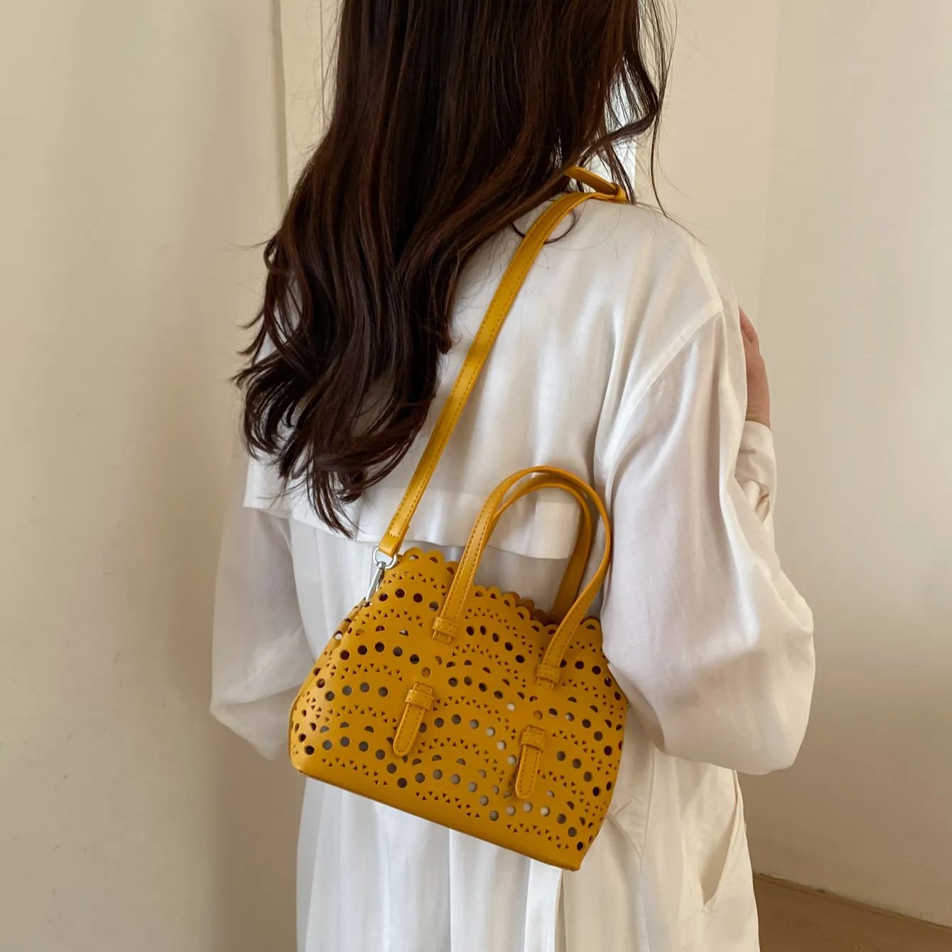 حقيبة كروس بودي حمراء مطبوعة ب - مراجعة Leather Work Handbags For Women وسعره