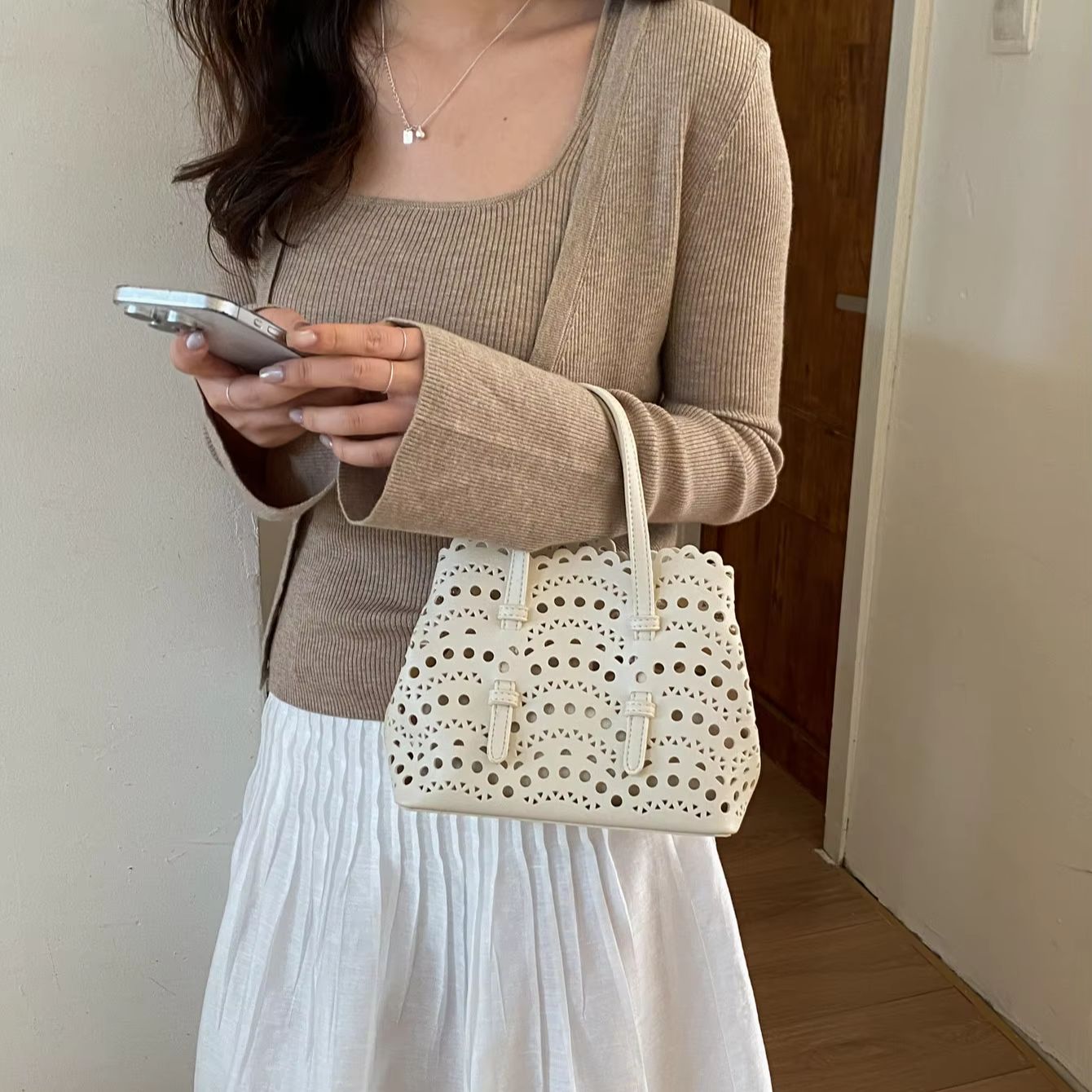 حقيبة كروس بودي حمراء مطبوعة ب - مراجعة Leather Work Handbags For Women وسعره